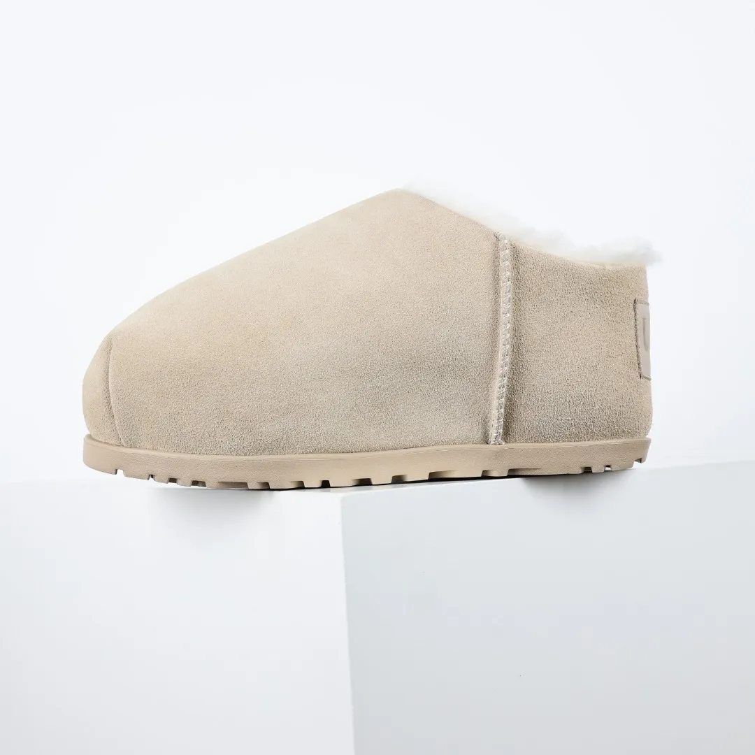 Pick up locally 💰660 Core recommended good price It is a very suitable choice for keeping warm in winter and at home. In the new year, uug has launched a series of styles, which are partial to the preferences of young consumers and have also moved to the forefront of fashion trends. Shoe body material Water-repellent coated suede upper 17mm UGGPURE™ implanted wool insole Lightweight non-slip comfortable rubber outsole With brand LOGO trademark Comes with a full set of packaging Size: 35 36 37 38 39 40